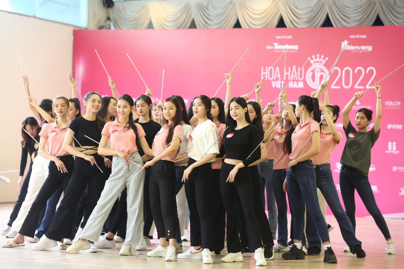 Ngày 22/11, thí sinh Hoa hậu Việt Nam 2022 tiếp tục có buổi tập với biên đạo múa Anh Khoa trong tiết mục đồng diễn áo dài. Sau phần thi Người đẹp tài năng, các thí sinh càng có nhiều thêm năng lượng để bước vào chặng tiếp theo của vòng chung khảo toàn quốc.