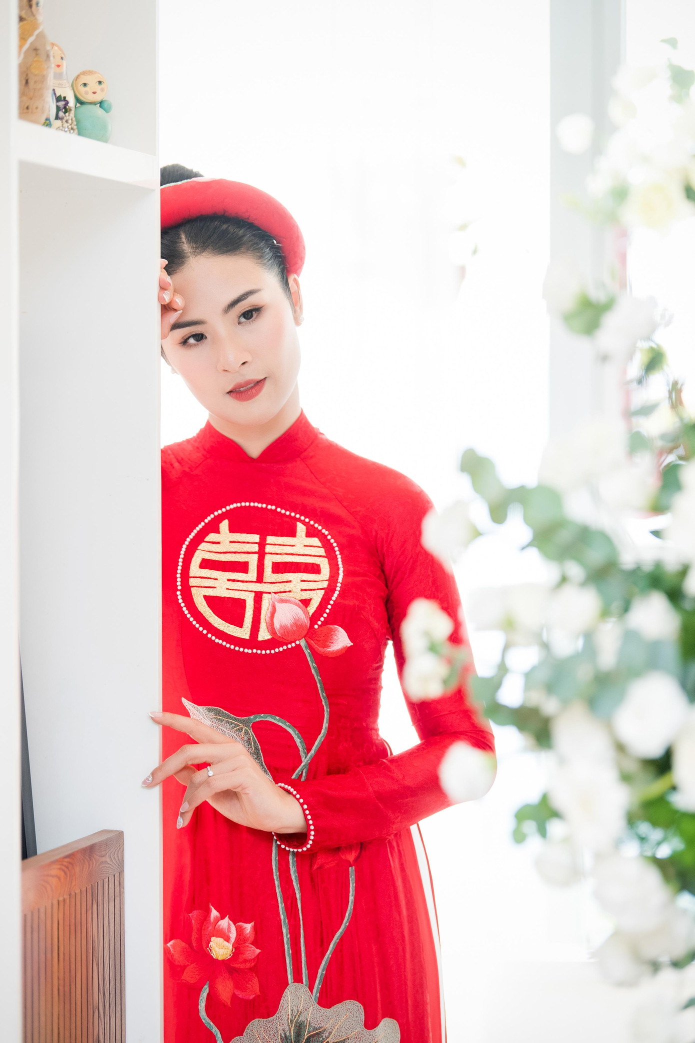 Sáng 27/11, lễ ăn hỏi của Hoa hậu Ngọc Hân và bạn trai Phú Đạt diễn ra ấm cúng tại Hà Nội. Ngọc Hân diện áo dài khăn đóng màu đỏ do cô tự thiết kế.