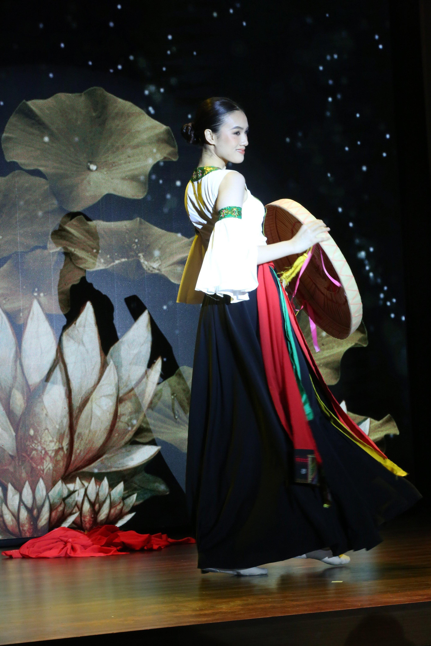 Thí sinh Trịnh Mỹ Anh – SDB 426 với tiết mục múa Đến với tinh hoa. Xuất hiện trong bộ áo tứ thân và nón quai thao, cô gây ấn tượng với những động tác múa đẹp mắt.