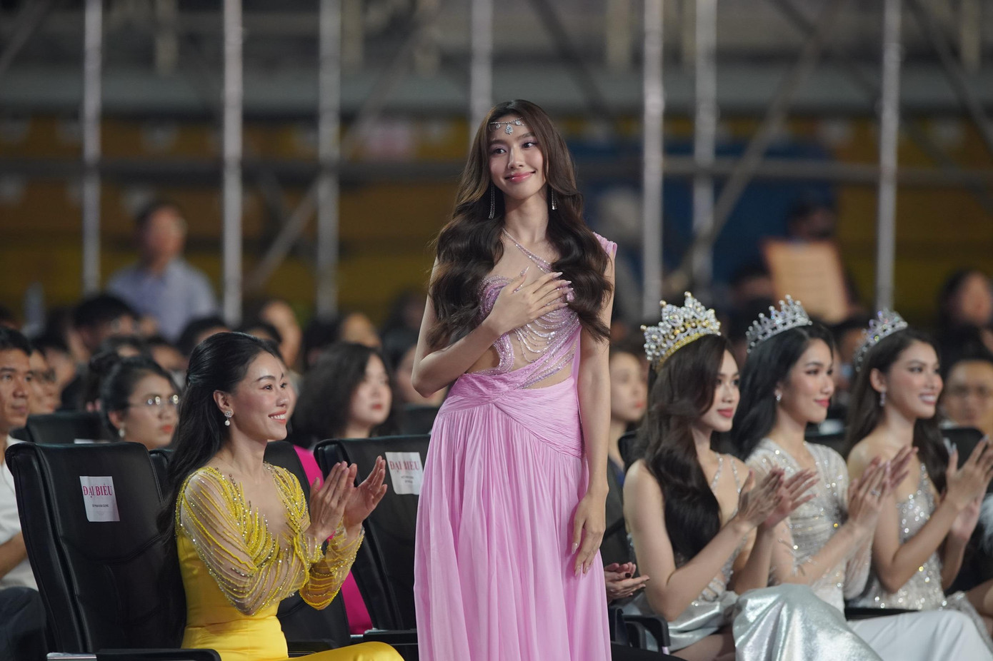 Hoa hậu Thùy Tiên cũng góp mặt trên hàng ghế khách mời của đêm chung khảo. Cô diện bộ váy hồng nữ tính nhưng không kém phần quyến rũ. Hoa hậu Thùy Tiên cũng góp mặt trên hàng ghế khách mời của đêm chung khảo. Cô diện bộ váy hồng nữ tính nhưng không kém phần quyến rũ.