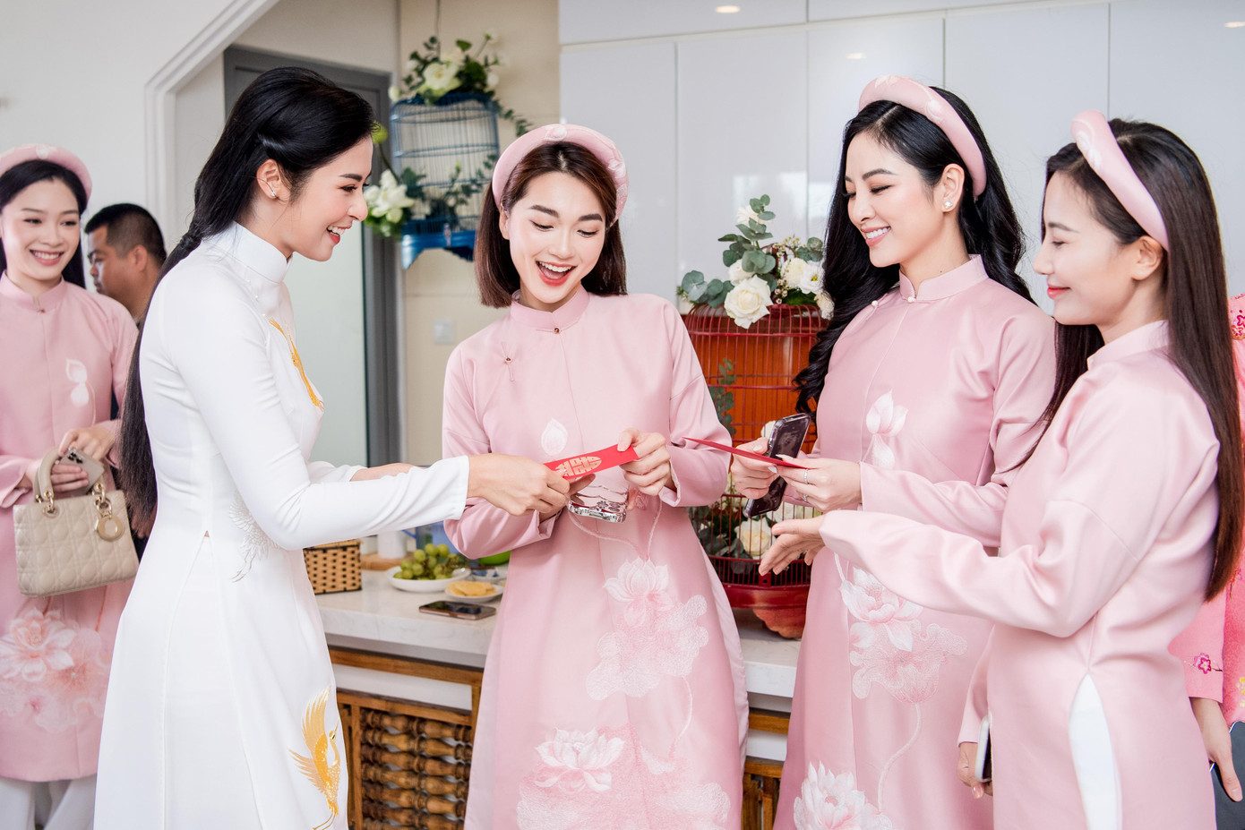 Dàn bê tráp của Ngọc Hân diện áo dài khăn đóng tông màu hồng pastel nữ tính, ngọt ngào. Các người đẹp cũng chọn phong cách trang điểm dịu dàng, thanh lịch để phù hợp buổi lễ.