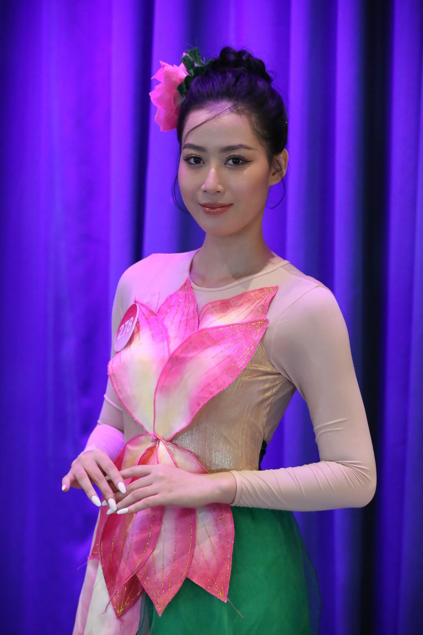 Áo dài là trang phục được nhiều cô gái chọn mặc trong phần thi tài năng. Nhiều thí sinh thi múa đều mặc áo dài thướt tha, nữ tính.