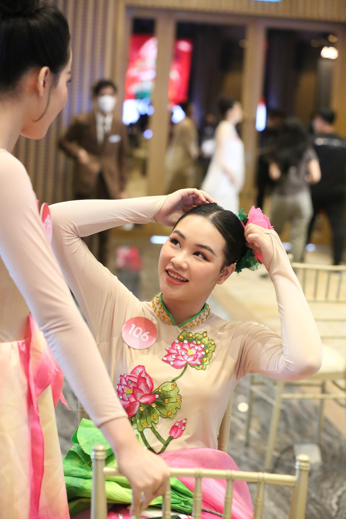 Các thí sinh hào hứng trao đổi về phần thi của mình. Họ đều chia sẻ cảm giác hồi hộp trước khi bước vào vòng thi quan trọng.