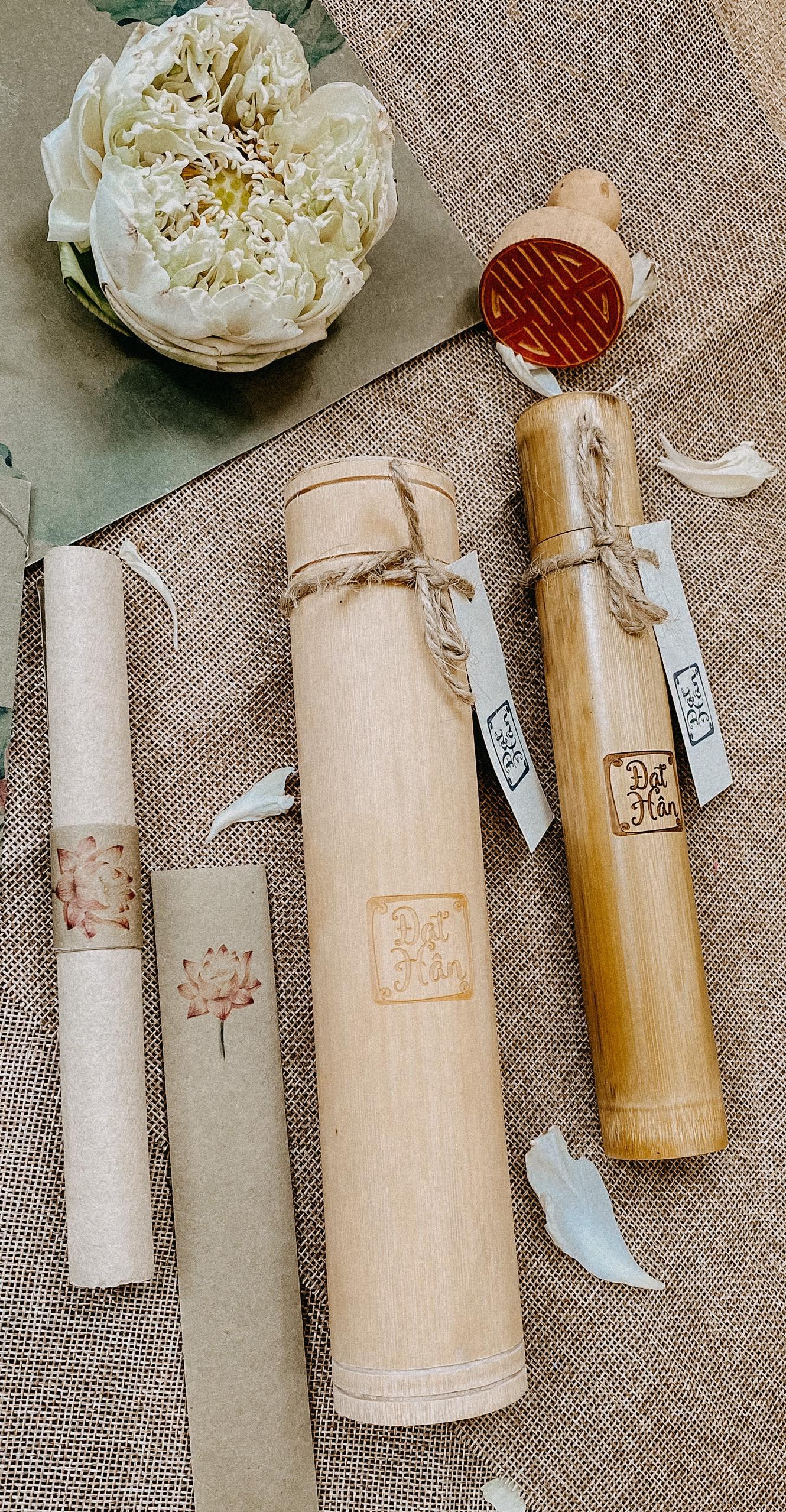 Thiệp mời của Ngọc Hân được thực hiện cầu kỳ, đậm bản sắc văn hóa truyền thống với những chất liệu thân thiện môi trường như giấy dó, ống tre. Thiệp mời của Ngọc Hân được thực hiện cầu kỳ, đậm bản sắc văn hóa truyền thống với những chất liệu thân thiện môi trường như giấy dó, ống tre.