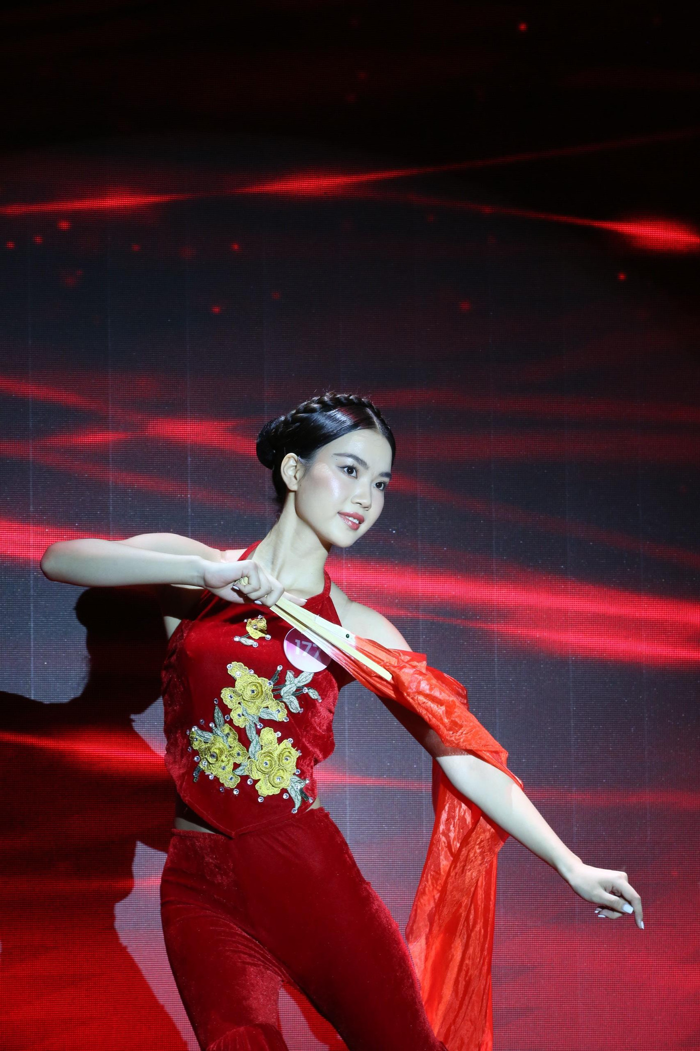 Thí sinh Hoàng Hương Giang – SBD 177 với tiết mục múa Kẽo cà Kẽo kẹt.