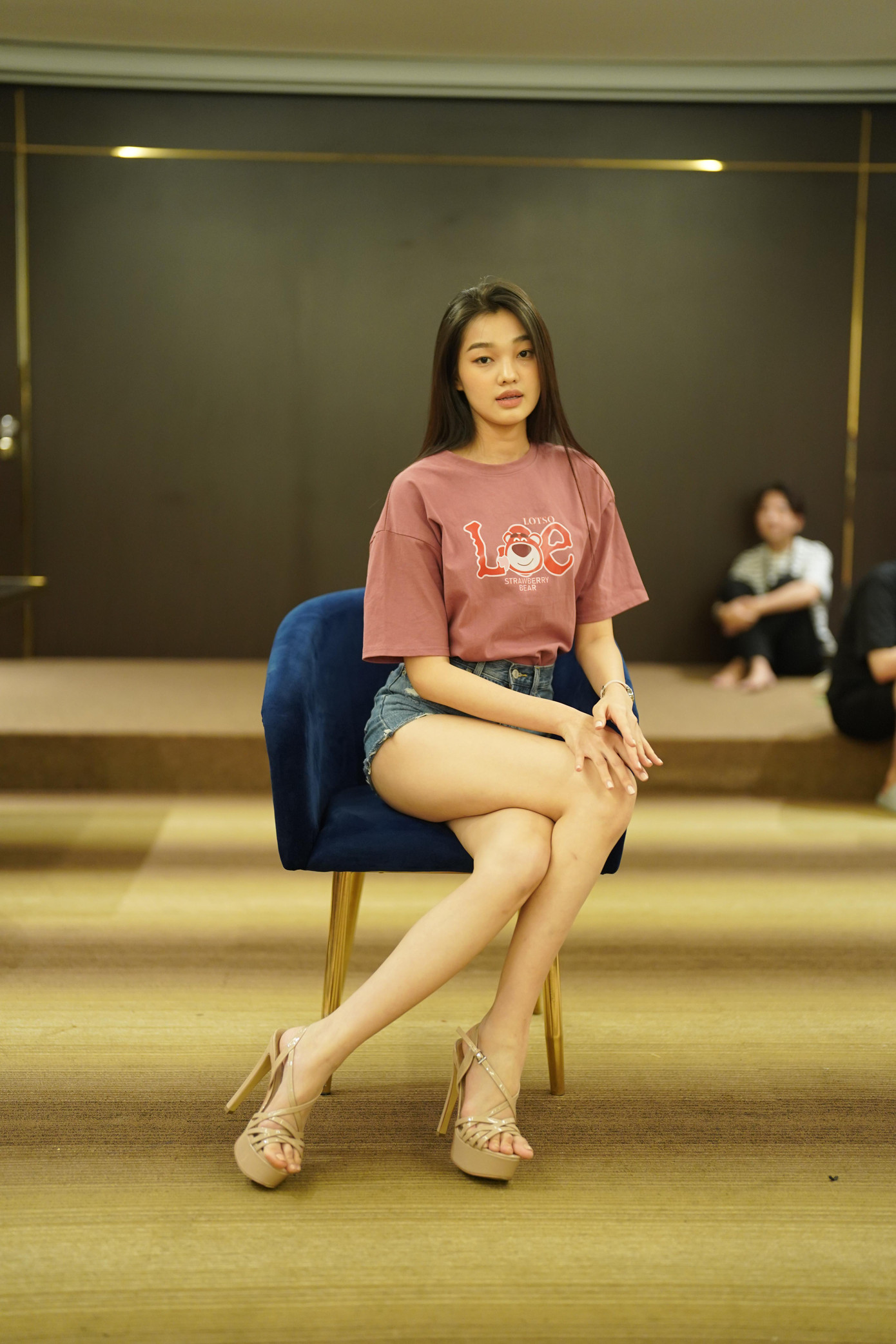 Trong khi đó, NSƯT Xuân Bắc – Phó trưởng ban giám khảo chia sẻ từ những ngày đầu chấm thi có những bạn còn ngây ngô, chưa có khái niệm về sắc đẹp nhưng sau một tháng tập trung và rèn luyện, họ đều lột xác. Anh đánh giá cao các cố vấn chuyên môn của cuộc thi đã giúp thí sinh khám phá và phát huy hết tiềm năng của bản thân.