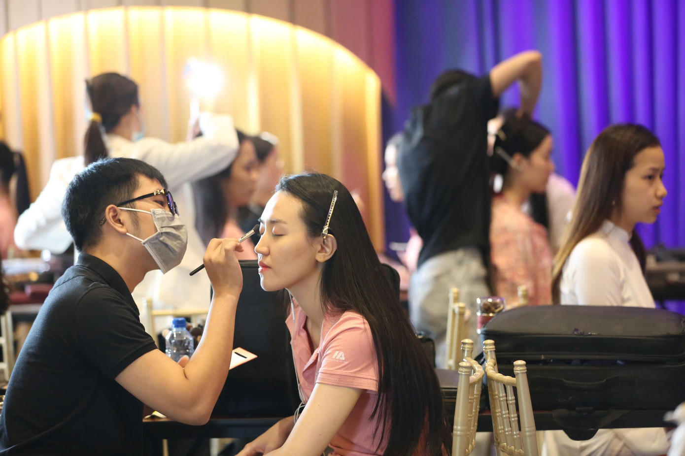 Các thí sinh được chuyên gia make-up trang điểm, chăm chút kỹ lưỡng. Nhiều thí sinh có những lay-out cầu kỳ để phục vụ cho phần thi của mình.