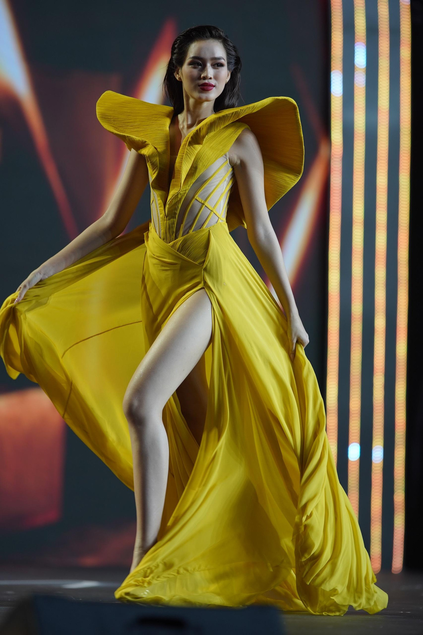 Với kinh nghiệm có được từ quá trình tham dự cuộc thi Hoa hậu Việt Nam 2020 và sau đó là Miss World 2021, Đỗ Thị Hà tự tin khi sải bước trên sân khấu. Cô khiến khán giả trầm trồ khi khoe đôi chân thẳng tắp, thon thả.