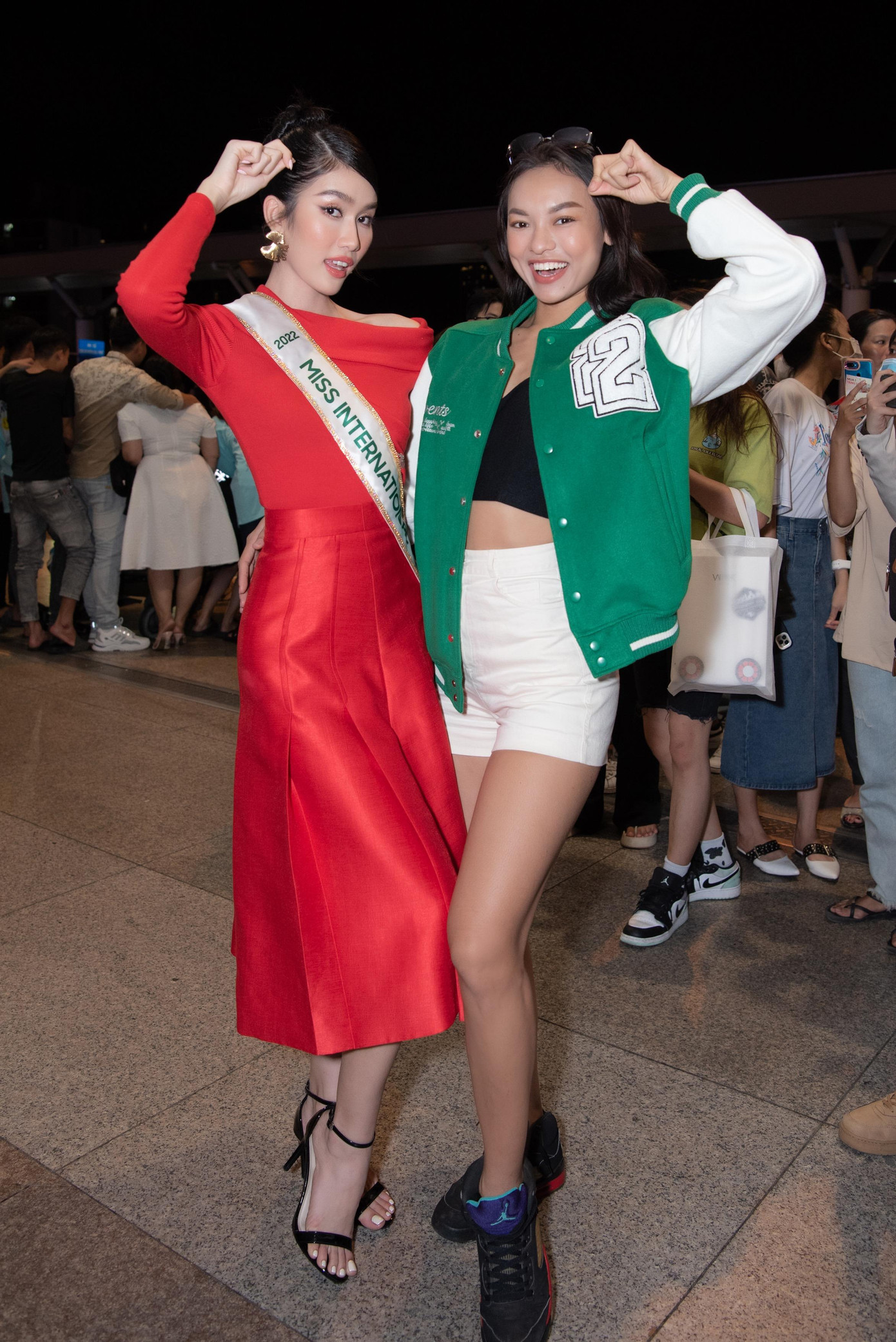 Đạo diễn Hoàng Nhật Nam và Á hậu Mai Ngô tới sân bay để tiễn và cổ vũ Phương Anh đi thi đấu.