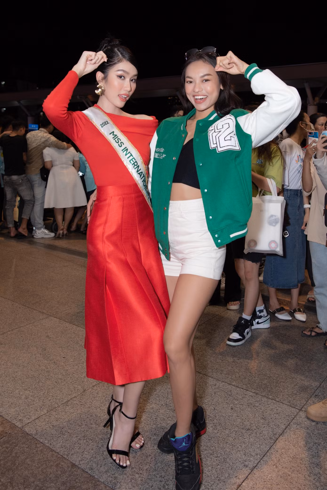 Đạo diễn Hoàng Nhật Nam và Á hậu Mai Ngô tới sân bay để tiễn và cổ vũ Phương Anh đi thi đấu.