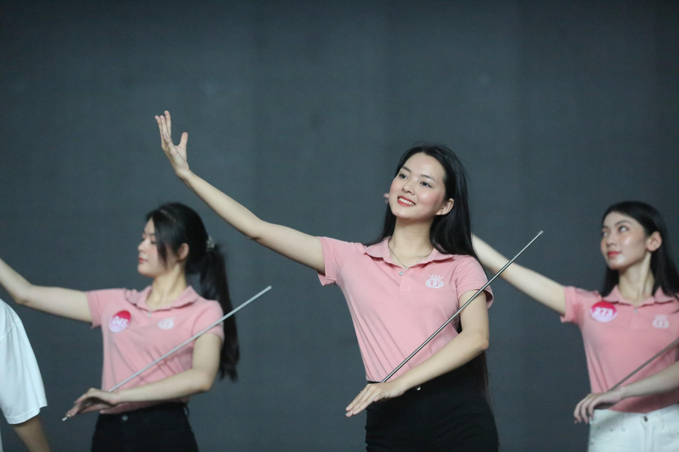 Tiết mục đồng diễn áo dài với hoa sen yêu cầu nhiều động tác khó, đòi hỏi thí sinh phải tập trung cao độ.