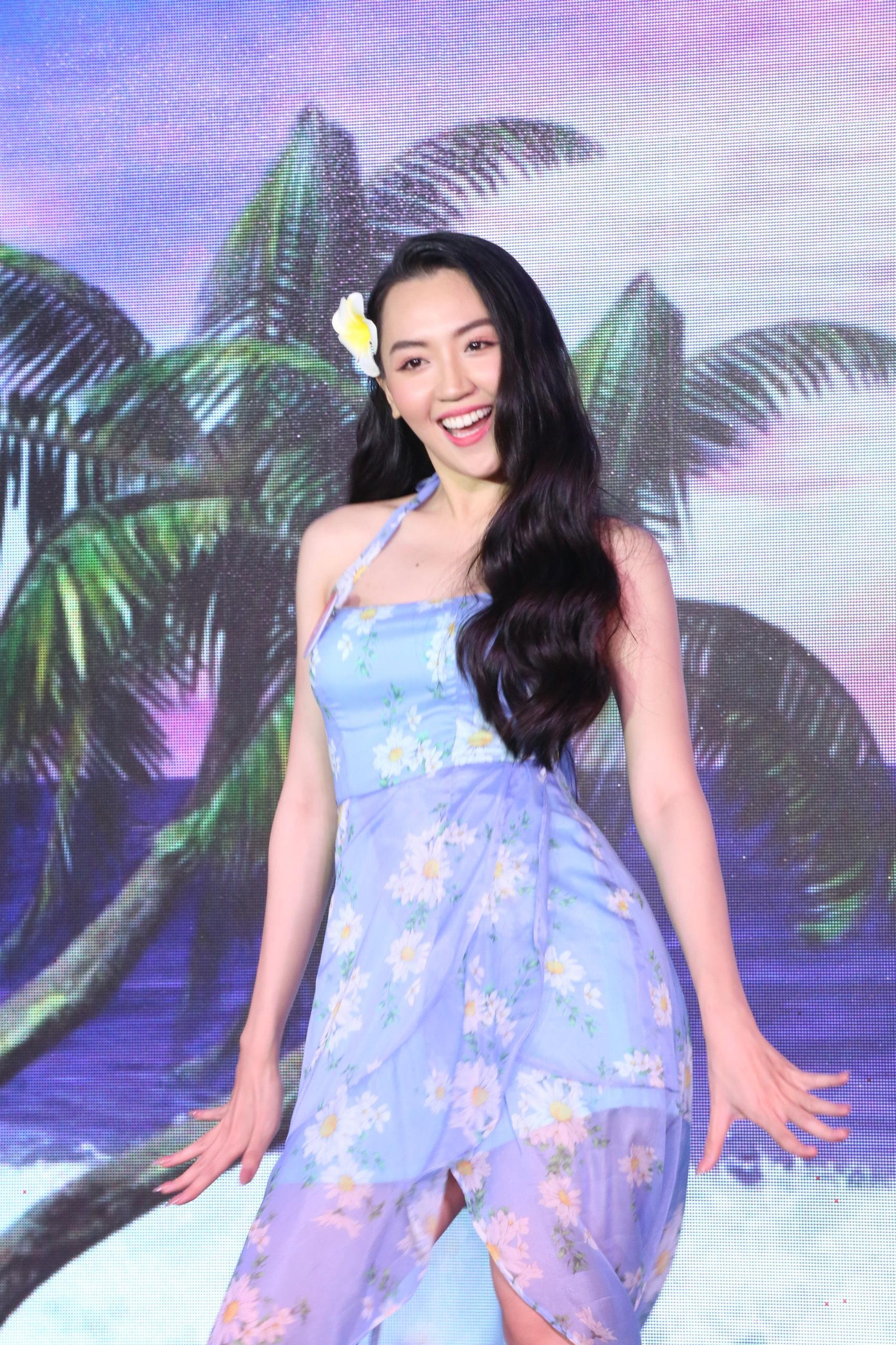 Thí sinh Nguyễn Ngọc Tường Vy – SBD 335 với tiết mục hát Lời yêu thương. Không chỉ hát, cô còn trình diễn vũ đạo sôi động, chuyên nghiệp.