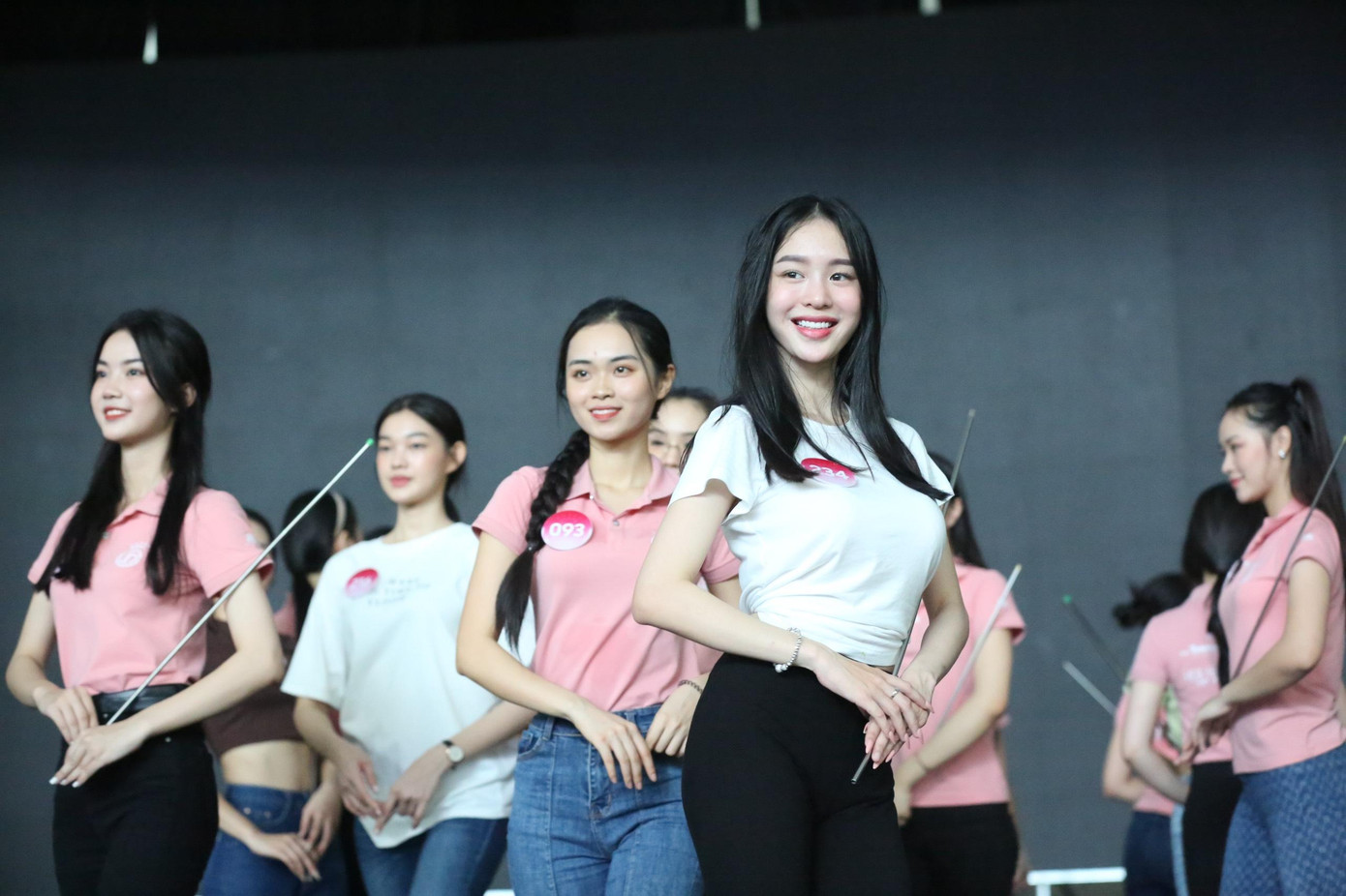 Ngày 23/11, các thí sinh tiếp tục ráp sân khấu các tiết mục của đêm chung khảo toàn quốc Hoa hậu Việt Nam 2022. Trong ngày hôm nay, các thí sinh làm việc với biên đạo đồng diễn Khoa Nguyễn, đạo diễn catwalk Hưng Phúc, huấn luyện viên catwalk - Á hậu Tuyết Như.