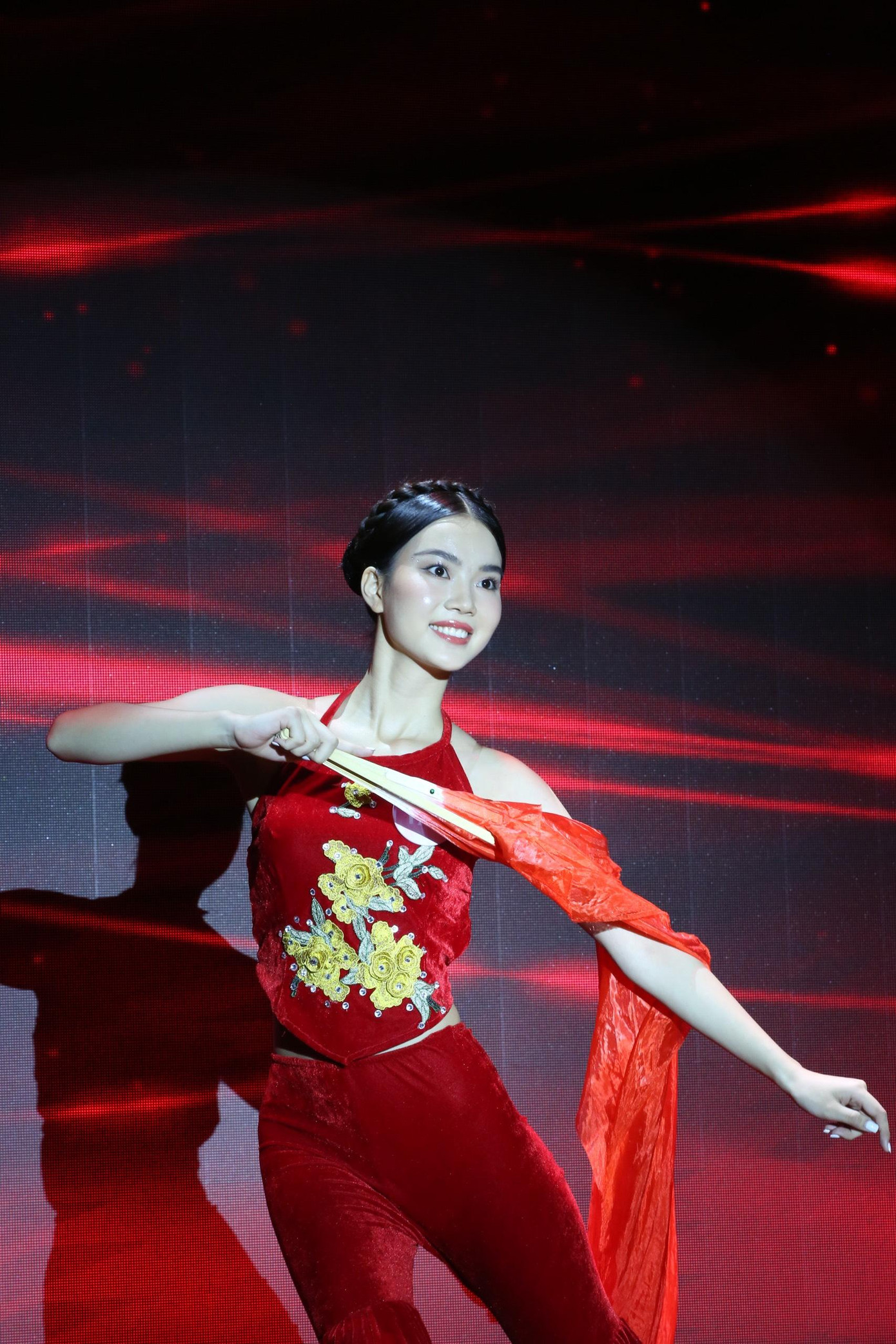 Thí sinh Hoàng Hương Giang – SBD 177 với tiết mục múa Kẽo cà Kẽo kẹt.