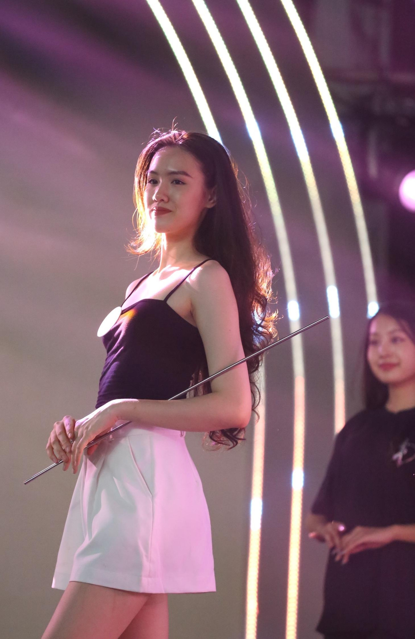 Mặc dù vậy nhiều thí sinh vẫn chia sẻ sự hồi hộp trước đêm chung khảo. Đây là lần đầu họ được sải bước trên một sân khấu hoành tráng, chuyên nghiệp như Hoa hậu Việt Nam. Sau nhiều ngày luyện tập, thí sinh áp lực phải tỏa sáng để không phụ công những chuyên gia đã training cho họ trong suốt những ngày qua.