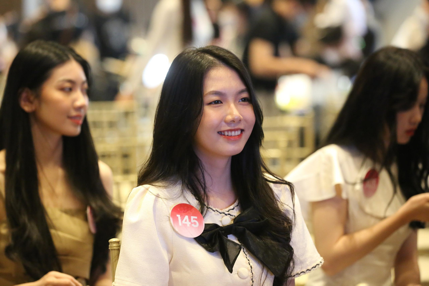 Các người đẹp bày tỏ sự háo hức khi sắp được thưởng thức tiết mục hấp dẫn từ những người bạn.