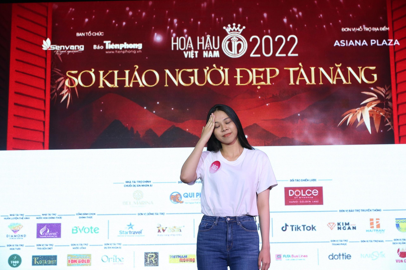 Sáng 21/11, các thí sinh Hoa hậu Việt Nam 2022 ráp sân khấu, tập luyện để chuẩn bị cho phần thi Người đẹp Tài năng. Có 38 thí sinh trên tổng số 56 thí sinh tham dự phần thi này. Những ngày qua, các người đẹp cũng đã miệt mài luyện tập để có phần trình diễn ấn tượng nhất. Năm nay, các thí sinh đăng ký nhiều tiết mục đa dạng, độc đáo. Thí sinh Trần Thị Nhi lựa chọn thuyết trình bằng ngôn ngữ ký hiệu.