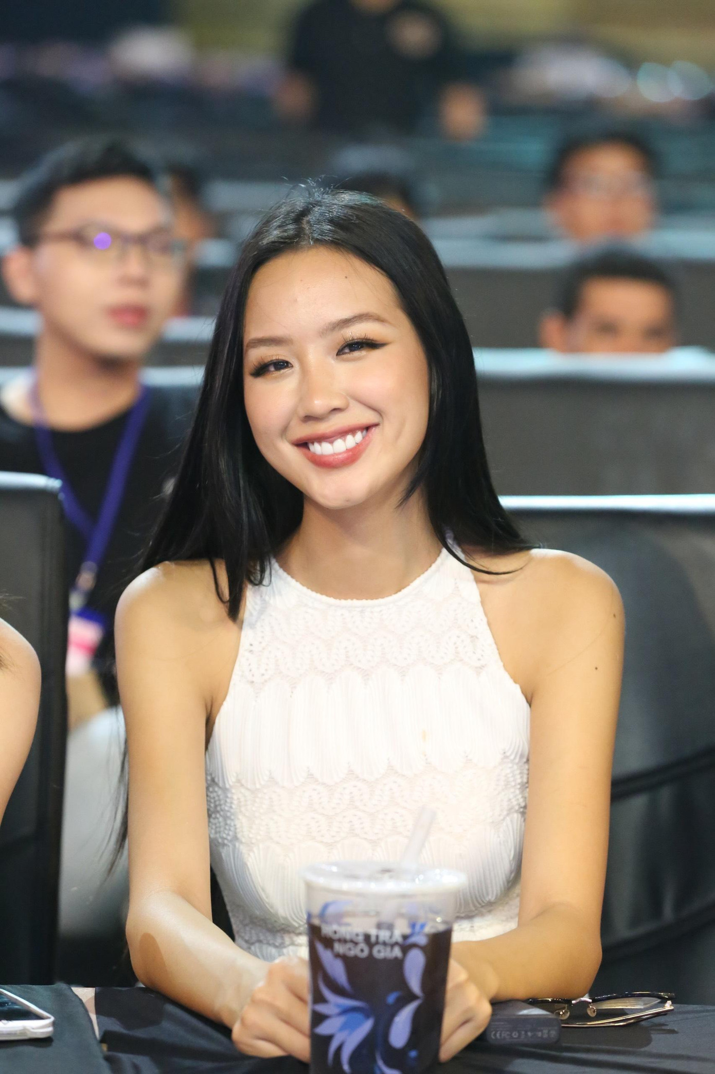 Tối 25/11, các thí sinh đã có buổi tổng duyệt để chuẩn bị cho đêm chung khảo toàn quốc Hoa hậu Việt Nam 2022 diễn ra vào tối nay. Hoa hậu Liên lục địa 2022 Lê Nguyễn Bảo Ngọc - giám khảo cuộc thi năm nay có mặt từ sớm để theo dõi buổi tổng duyệt. Cô diện váy yếm khoe vai trần quyến rũ.