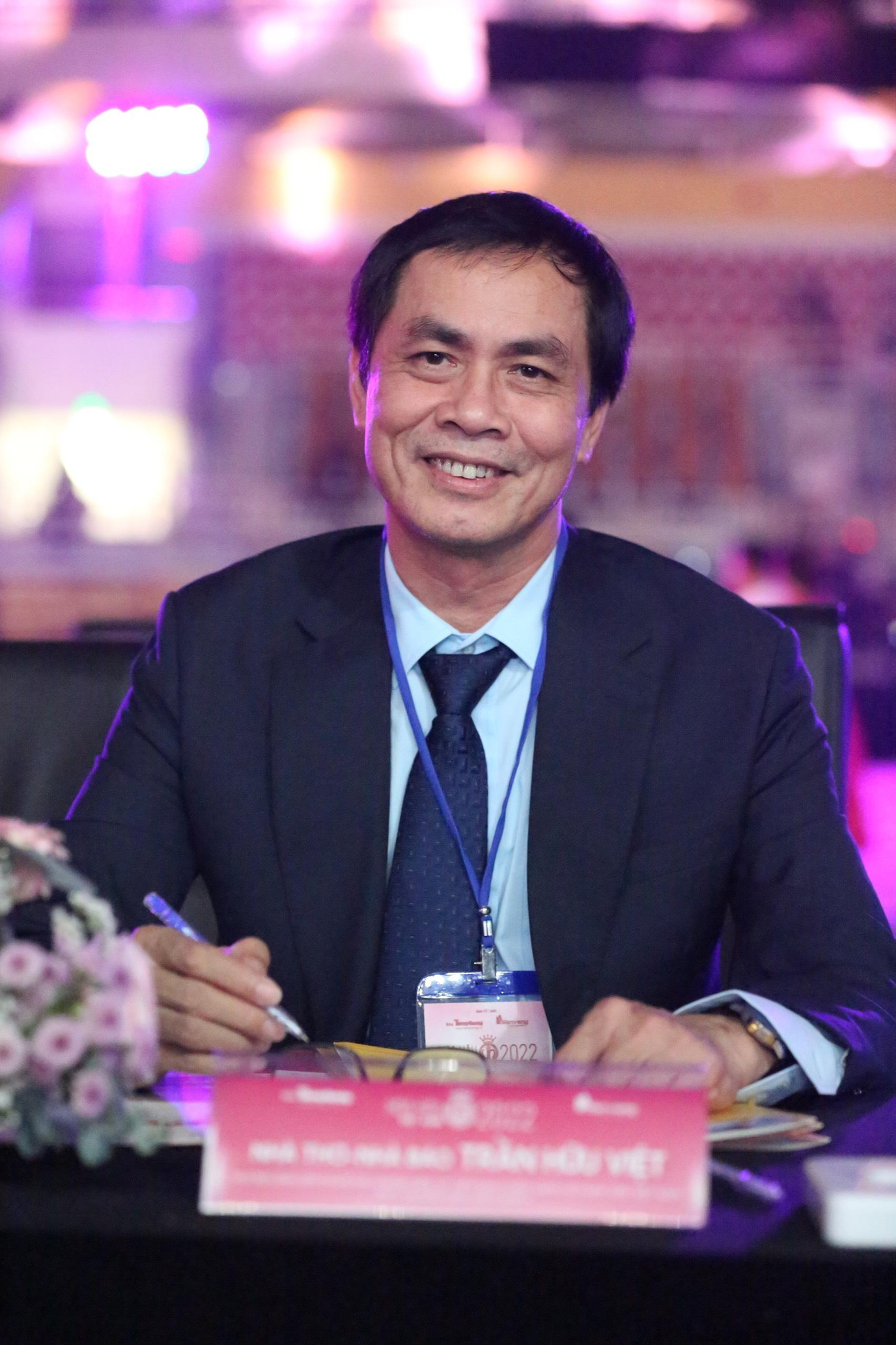 Nhà báo Lê Xuân Sơn - Tổng biên tập báo Tiền Phong, Trưởng ban tổ chức cuộc thi Hoa hậu Việt Nam và Nhà thơ Trần Hữu Việt - Phó trưởng ban giám khảo trên ghế nóng của đêm chung khảo. Nhà báo Lê Xuân Sơn - Tổng biên tập báo Tiền Phong, Trưởng ban tổ chức cuộc thi Hoa hậu Việt Nam và Nhà thơ Trần Hữu Việt - Phó trưởng ban giám khảo trên ghế nóng của đêm chung khảo.