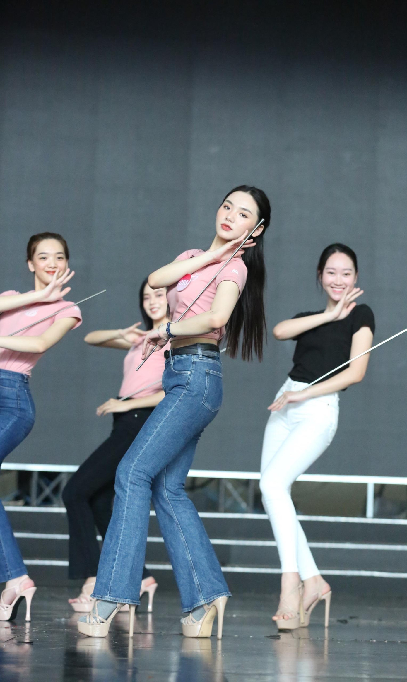 Sau nhiều ngày luyện tập chăm chỉ, thí sinh tự tin thể hiện động tác múa uyển chuyển, duyên dáng trên sân khấu.