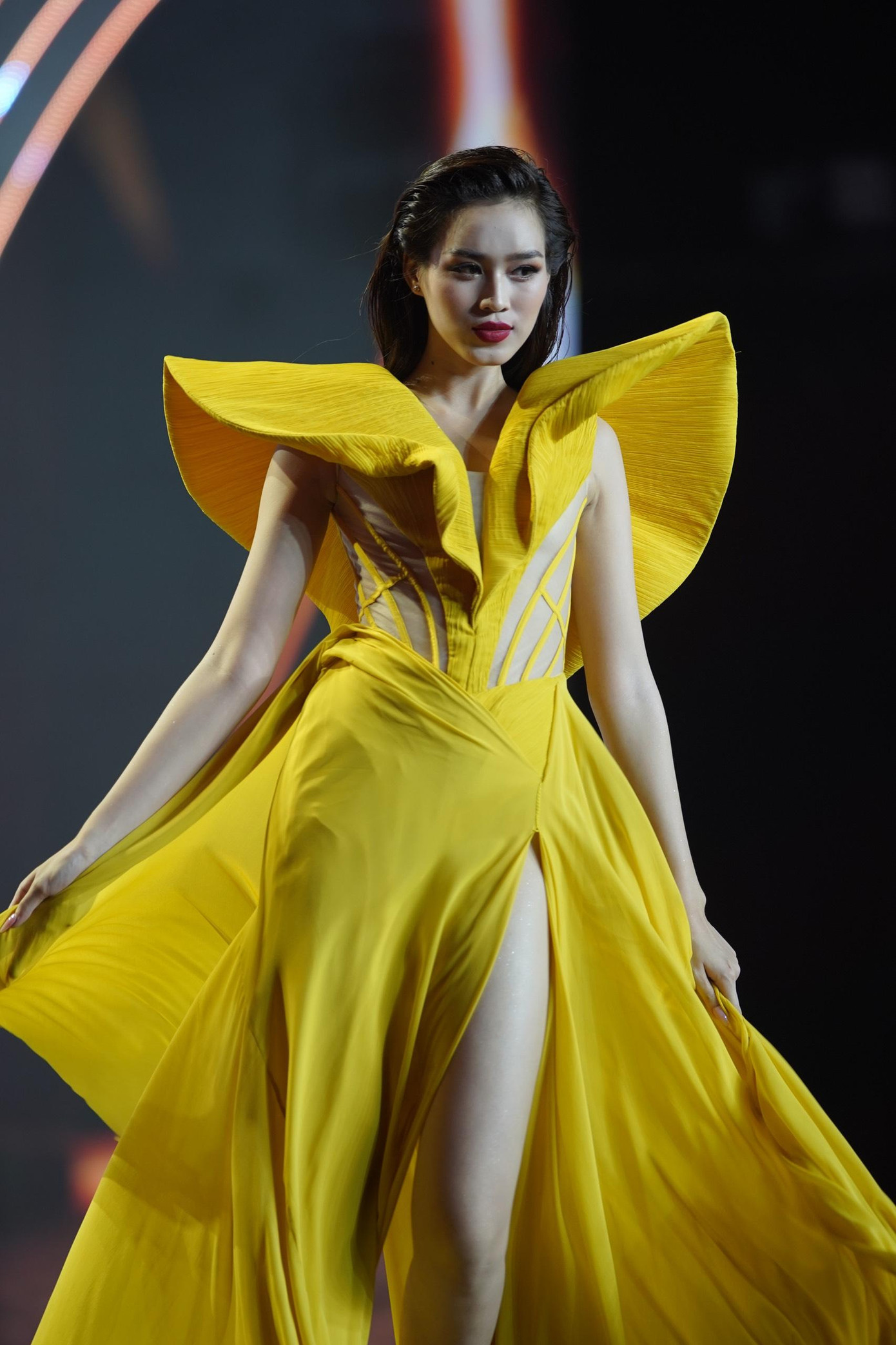 Tối 26/11, Hoa hậu Đỗ Thị Hà trình diễn trong màn Người đẹp thời trang của đêm chung khảo Hoa hậu Việt Nam 2022. Người đẹp xứ Thanh xuất hiện ở vị trí vedette, diện bộ váy màu vàng với chi tiết độn cầu vai độc đáo, khoe chân dài.