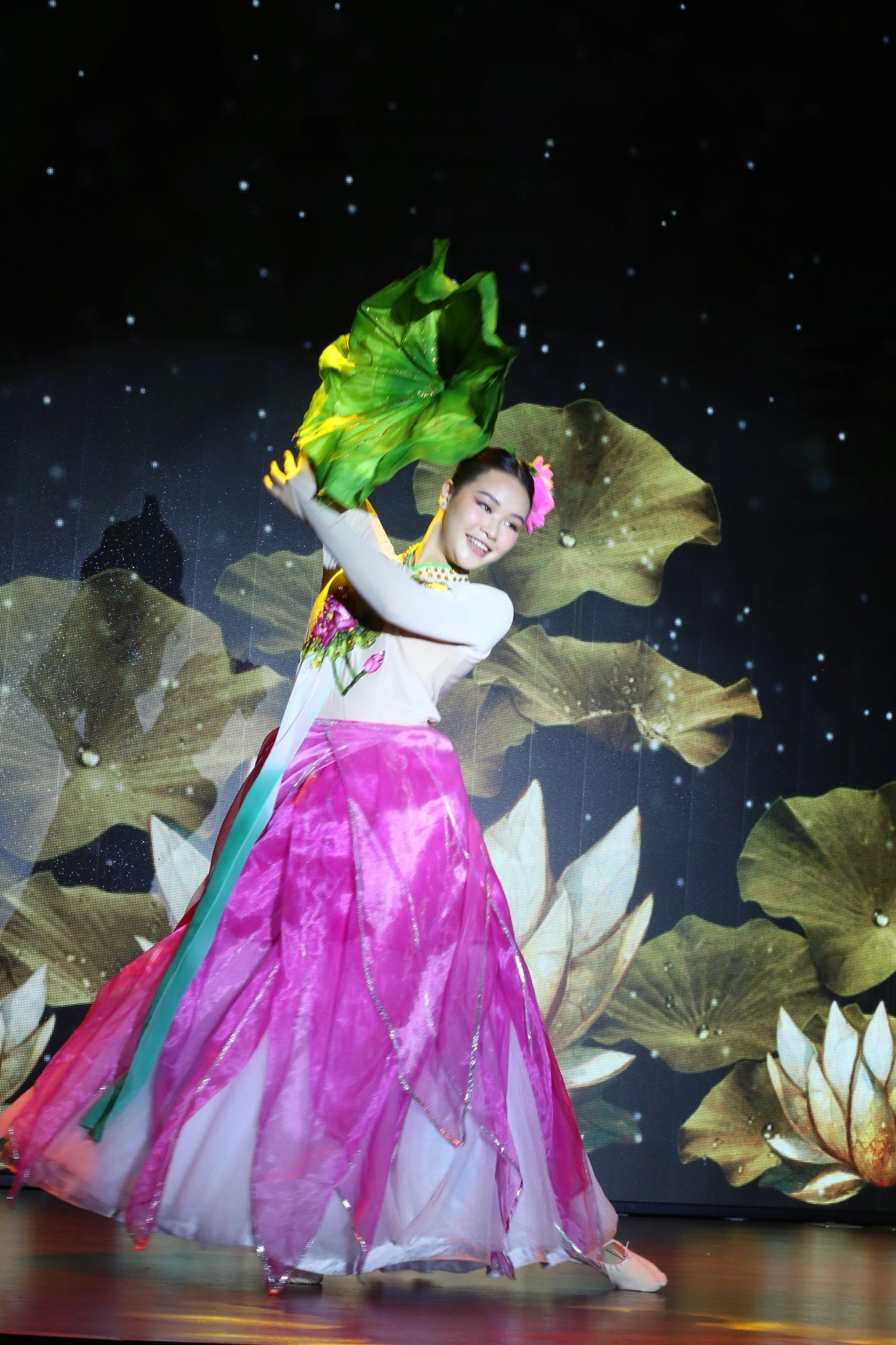 Nguyễn Thu Hà – SBD 106 với bài múa Dáng sen. Cô mang tới tiết mục đẹp mắt với trang phục chỉn chu, lộng lẫy, các động tác uyển chuyển và duyên dáng.