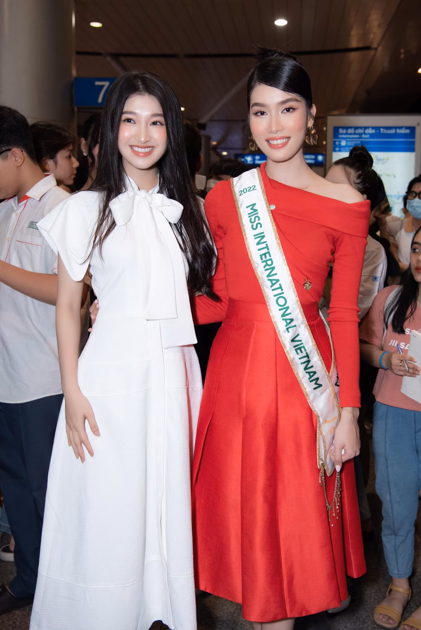 Á hậu Phương Nhi và Á hậu Ngọc Thảo chụp ảnh cùng Phương Anh. Trước đó, Ngọc Thảo cũng dự thi Miss Grand 2020 và lọt vào top 20. Cô là người đẹp đầu tiên trong top 3 Hoa hậu Việt Nam 2020 mang trọng trách thi quốc tế.