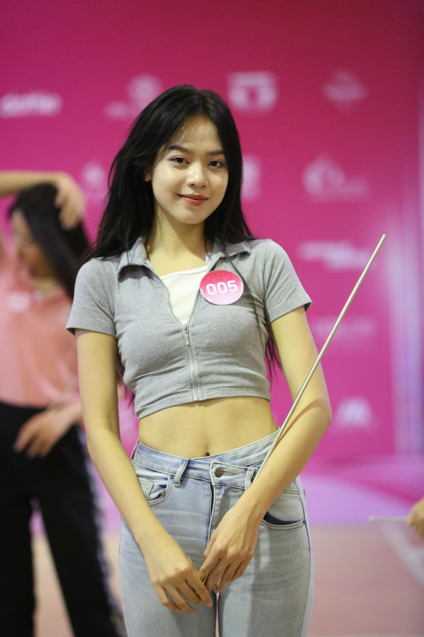 Để mặt mộc và tóc xoã tự nhiên nhưng nhiều thí sinh vẫn cuốn hút ống kính nhờ điểm nhấn là vòng eo thon thả, sexy.