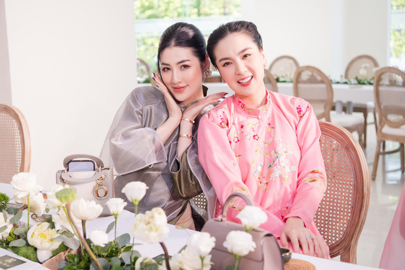 Á hậu Tú Anh (trái) tham dự buổi lễ ăn hỏi của Ngọc Hân. Tú Anh và Ngọc Hân là những chị em thân thiết trong showbiz suốt nhiều năm qua.