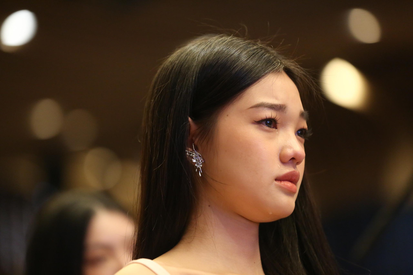 Nhiều thí sinh đã không kìm nén được giọt nước mắt khi theo dõi phần trình diễn của Trang Thảo.