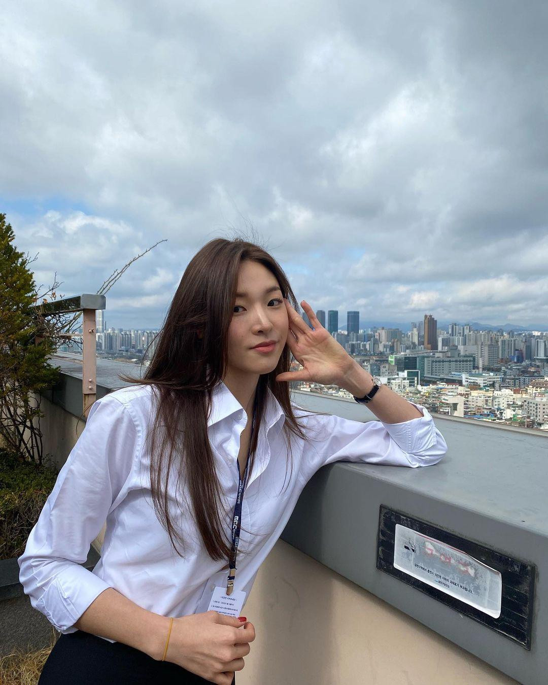 Ngoài đời thường, Mina Sue Choi mặc giản dị như nữ sinh. Cô thường diện những trang phục nữ tính, năng động.