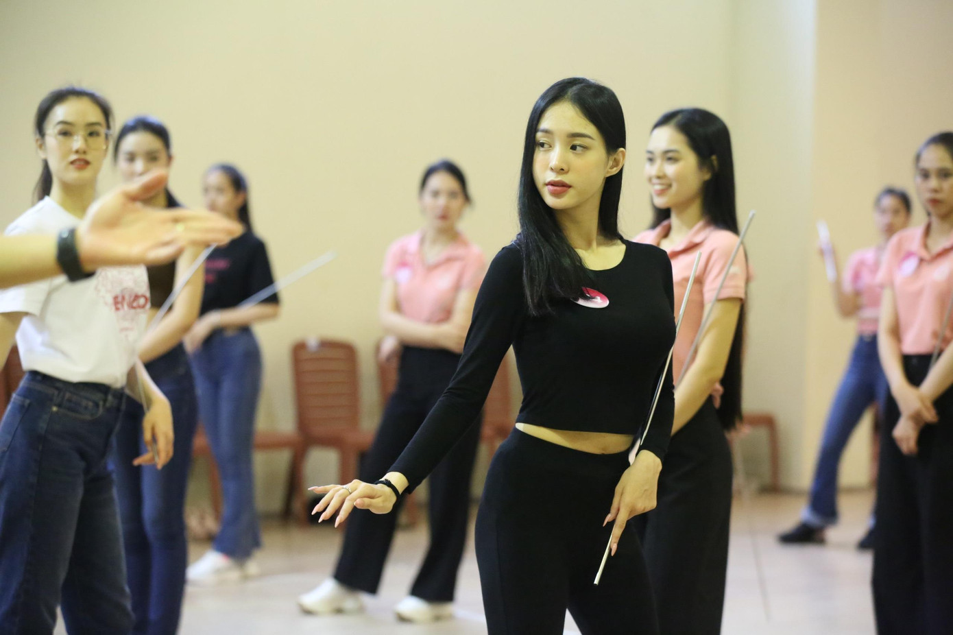 Chia sẻ về các thí sinh, biên đạo múa Anh Khoa cho biết nhiều thí sinh có tố chất được xếp ở hàng đầu và anh cũng nói với các thí sinh rằng những bạn yếu hơn phải cố gắng nỗ lực để có một màn trình diễn đồng đều, đẹp mắt.