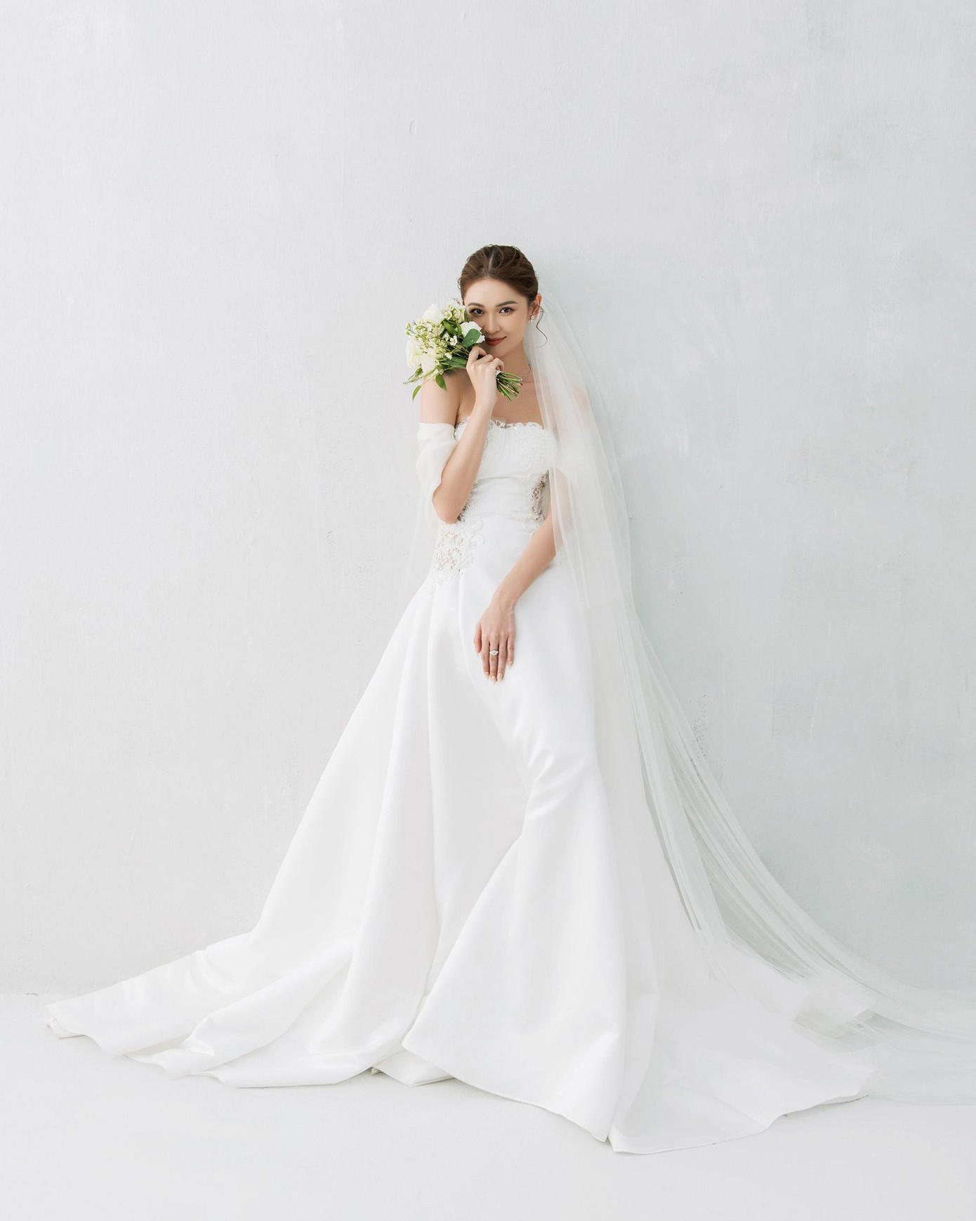 "Tôi vẫn nhớ rõ cảm giác bồi hồi, hạnh phúc khi mặc váy cưới, đứng cạnh bạn trai chụp bộ ảnh kỷ niệm", cô nói.