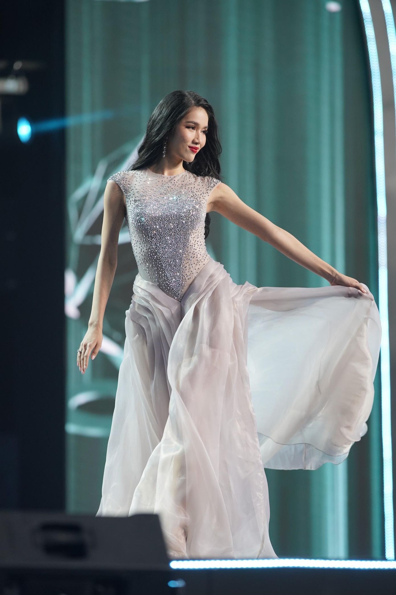 Phương Anh đang tích cực training kỹ năng catwalk để đến với cuộc thi Hoa hậu Quốc tế 2022, chính vì thế cô thể hiện những bước đi chuyên nghiệp, tự tin toả sáng.