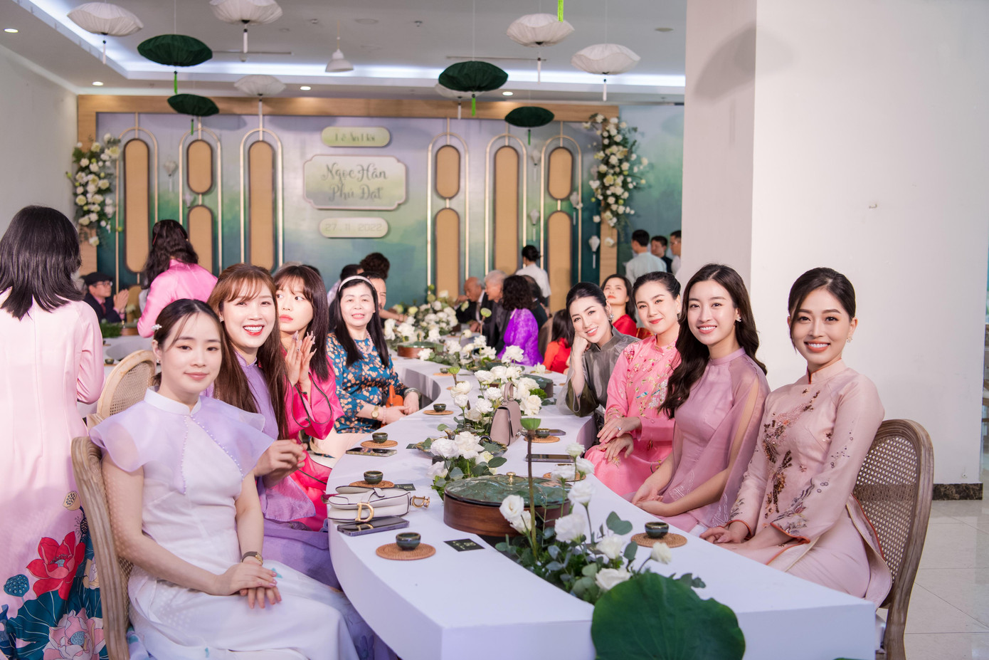 Tham dự lễ ăn hỏi của Ngọc Hân là những người đẹp thân thiết với cô như Hoa hậu Đỗ Mỹ Linh, Á hậu Tú Anh, Phương Nga, Phí Thùy Linh, người mẫu Hồng Quế, MC Mai Ngọc. Các người đẹp đều vui mừng khi Ngọc Hân có thể tổ chức đám hỏi và sắp tới là đám cưới sau 2 năm bị trì hoãn vì dịch COVID-19.