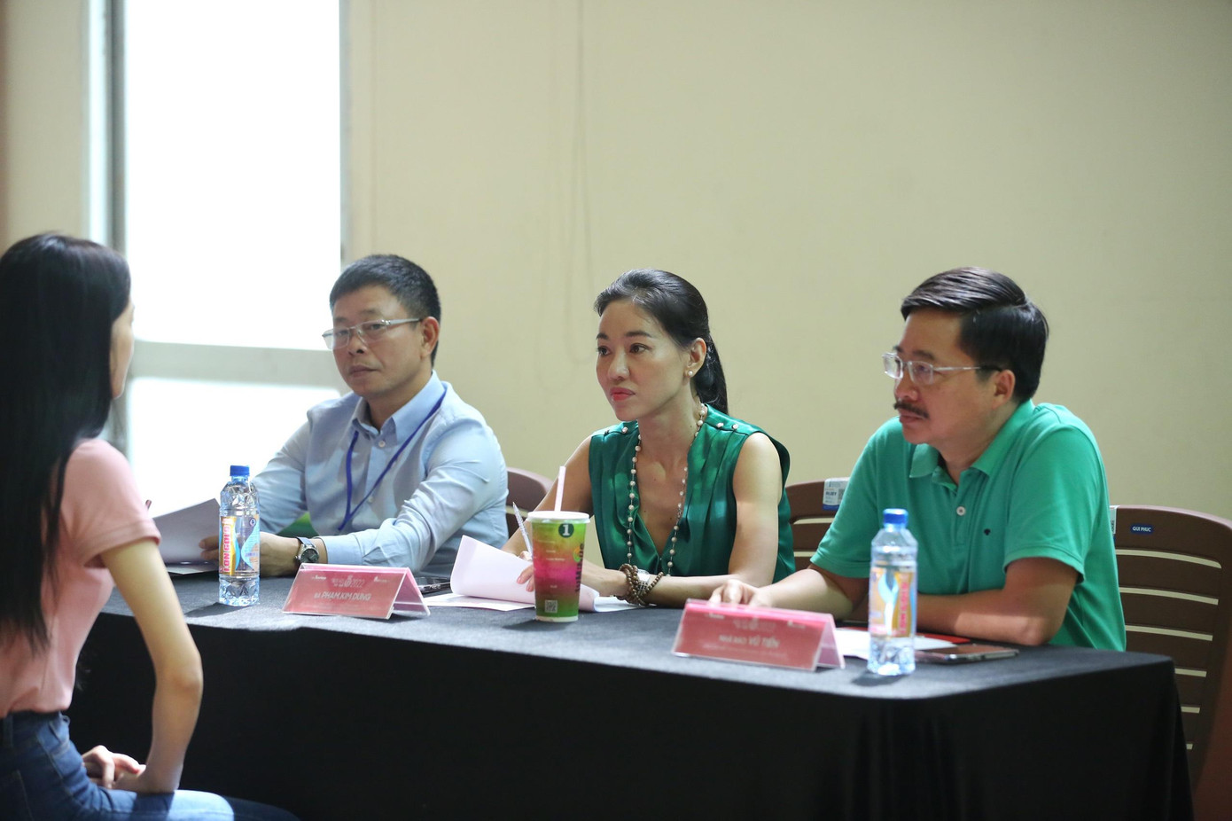 Các thành viên ban giám khảo, ban tổ chức cuộc thi cũng đã đặt cho thí sinh những câu hỏi để họ có thể bộc lộ nhiều hơn về bản thân.