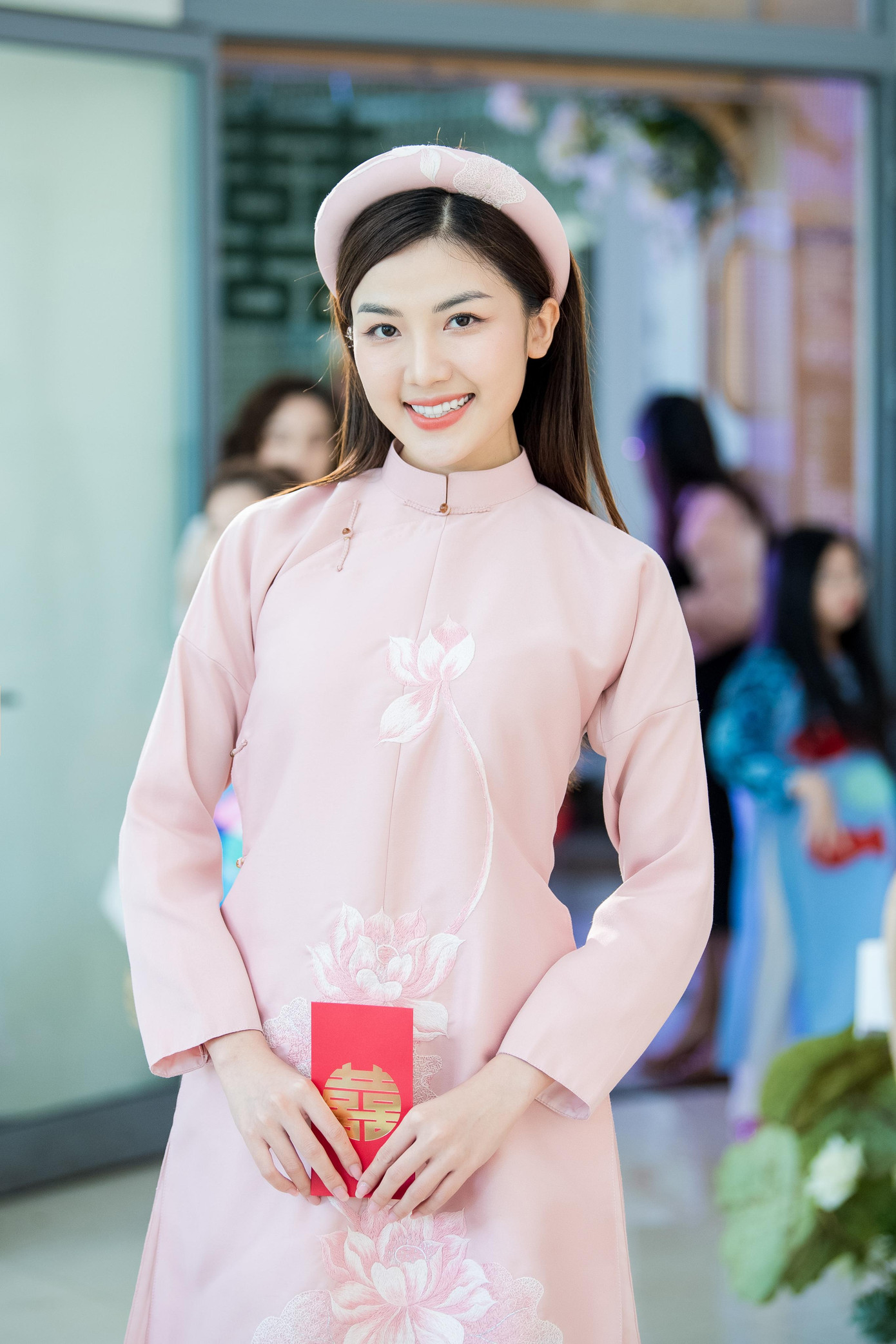 Diễn viên Lương Thanh nữ tính với áo dài màu hồng phấn. Cô thân thiết với Ngọc Hân và đồng hành cùng đàn chị trong nhiều sự kiện.