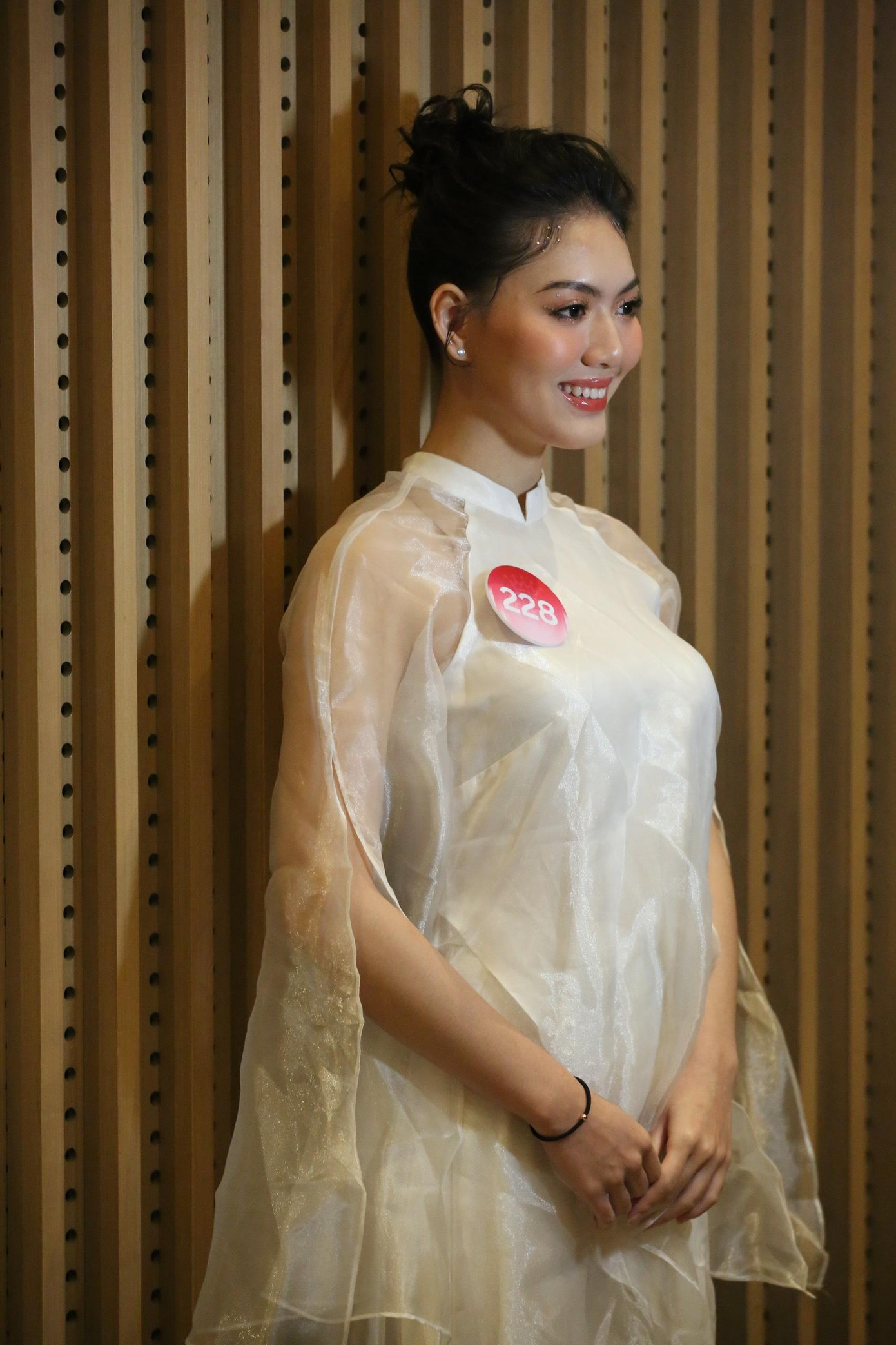 Áo dài là trang phục được nhiều cô gái chọn mặc trong phần thi tài năng. Nhiều thí sinh thi múa đều mặc áo dài thướt tha, nữ tính.