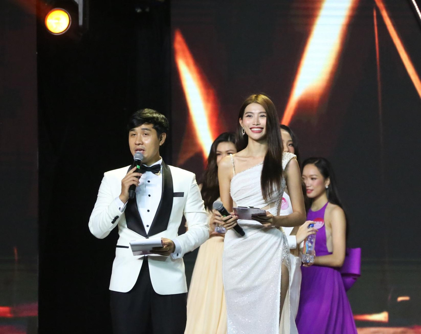 Á hậu Quỳnh Châu và MC Nguyên Khang đảm nhận vai trò dẫn chương trình của đêm chung khảo. Nguyên Khang từng nhiều lần dẫn tại Hoa hậu Việt Nam trong khi đó Quỳnh Châu gắn bó với nghề MC nhiều năm nay.