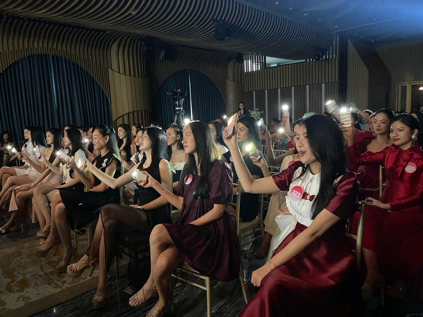 Các thí sinh dưới sân khấu đã bật flash điện thoại để cổ vũ Thanh Thủy.