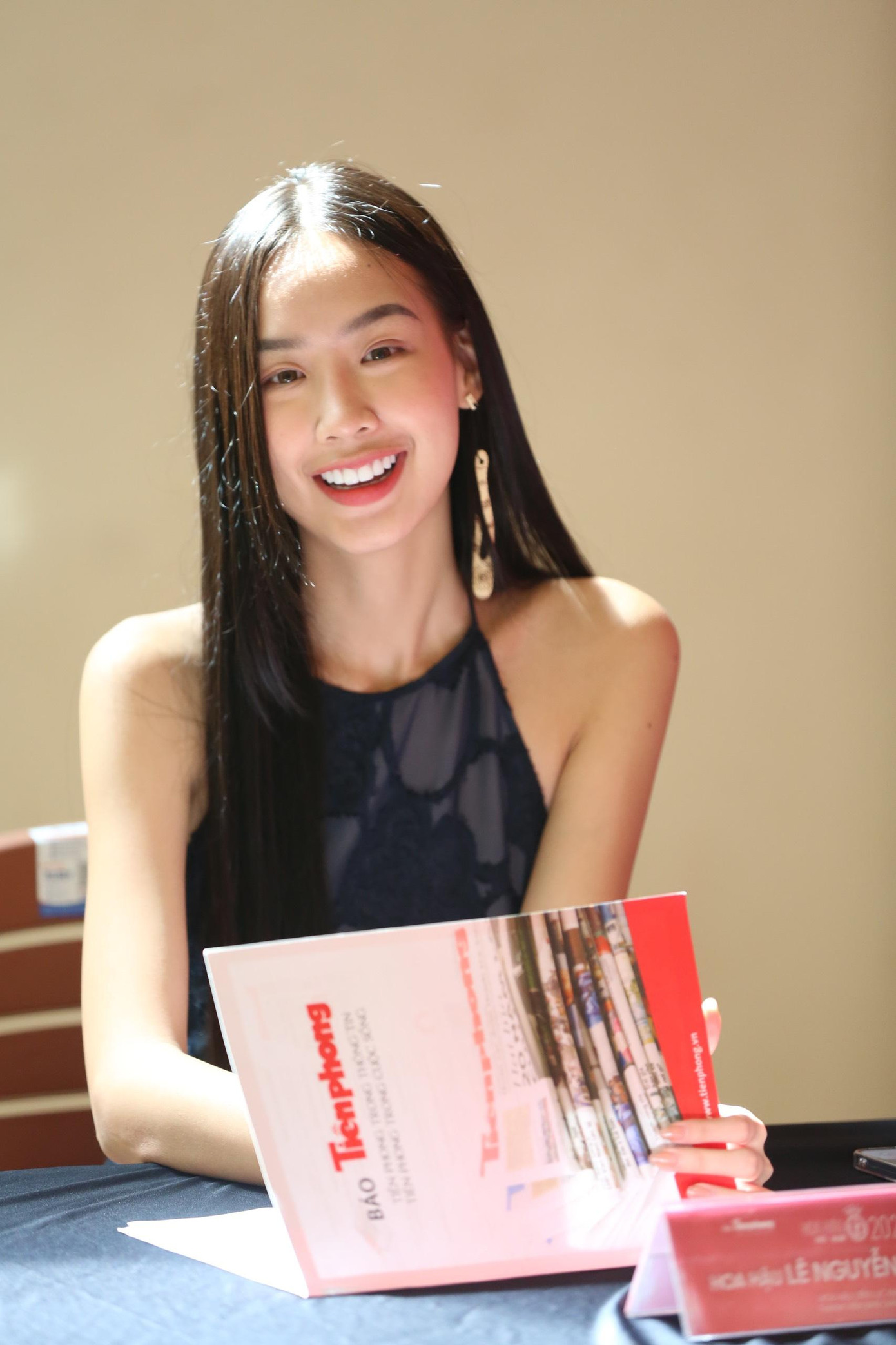 Hoa hậu Liên lục địa 2022 Bảo Ngọc xuất hiện giản dị ở vòng thi phỏng vấn kín. Những ngày qua, cô đồng hành cùng thí sinh trong nhiều hoạt động của vòng chung khảo. Bảo Ngọc được cho là mang lại sự tươi mới, năng động trên hàng ghế nóng của năm nay.