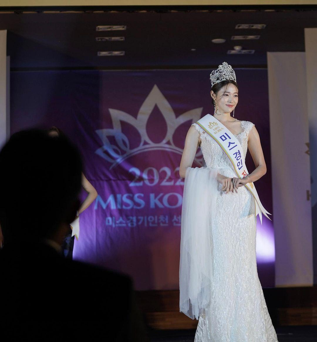 Trước khi đăng quang Miss Earth 2022, Mina là Á hậu 1 Hoa hậu Hàn Quốc 2021.