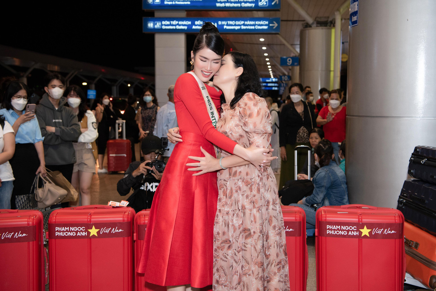 Gia đình và người thân ra sân bay tiễn Phương Anh. Cô xúc động khi chia tay mẹ.