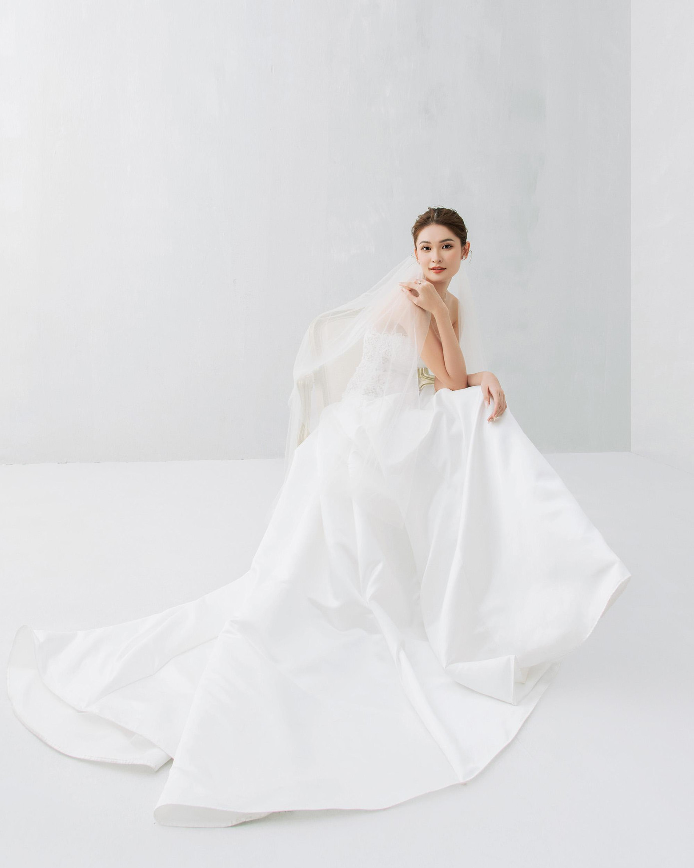 "Tôi vẫn nhớ rõ cảm giác bồi hồi, hạnh phúc khi mặc váy cưới, đứng cạnh bạn trai chụp bộ ảnh kỷ niệm", cô nói.