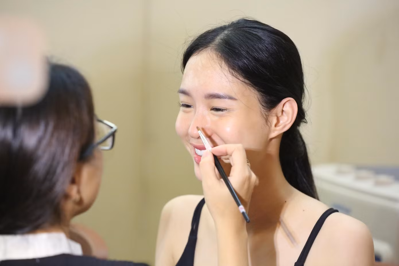 Thí sinh chuẩn bị make-up trong hậu trường chuẩn bị cho đêm chung khảo. Ảnh: Trọng Tài. Thí sinh chuẩn bị make-up trong hậu trường chuẩn bị cho đêm chung khảo. Ảnh: Trọng Tài.