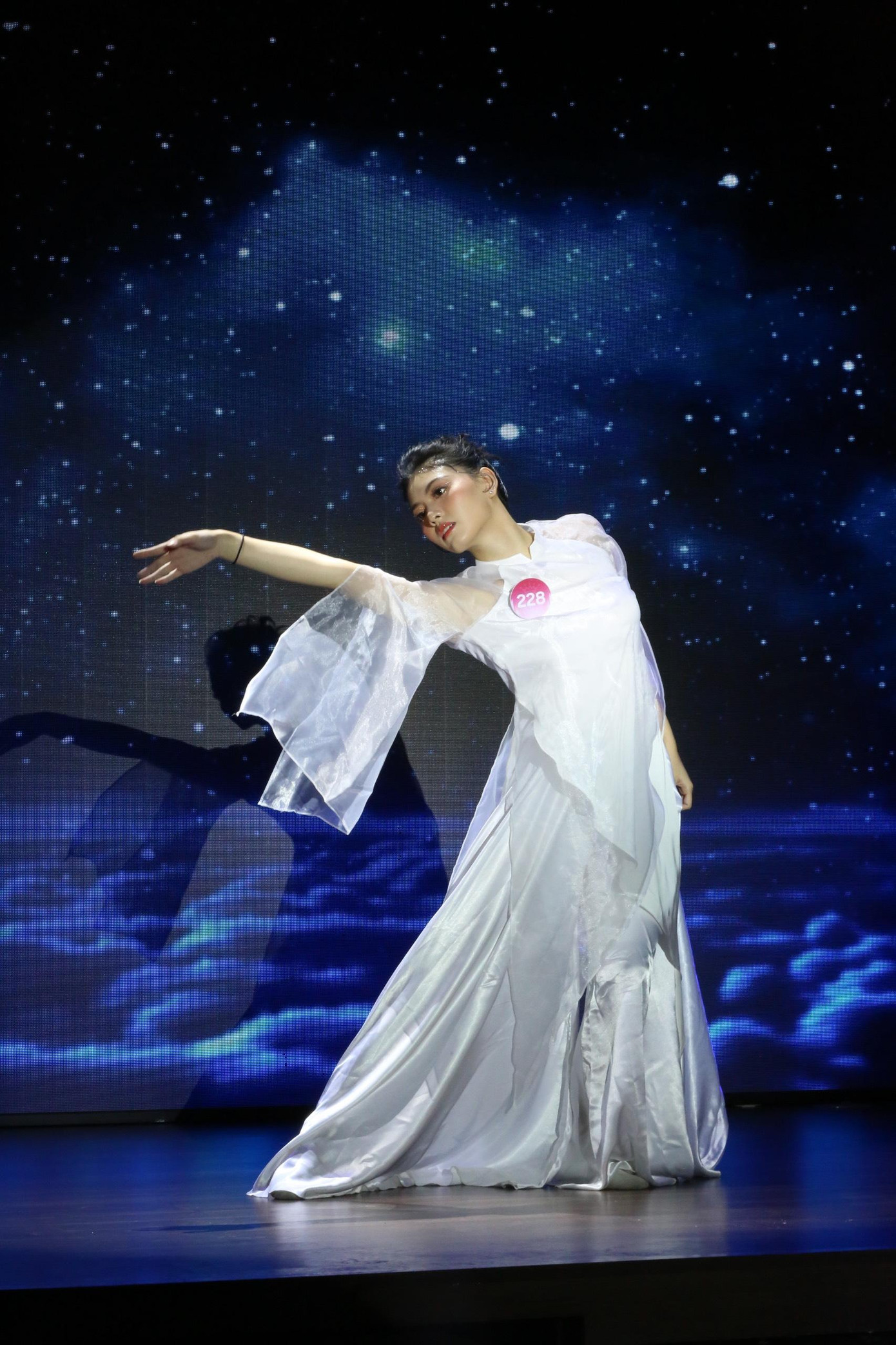 Thí sinh Nguyễn Hoàng Yến – SBD 228 với tiết mục múa trên nền ca khúc Diễm xưa. Màn trình diễn mang lại nhiều cảm xúc với khán giả.