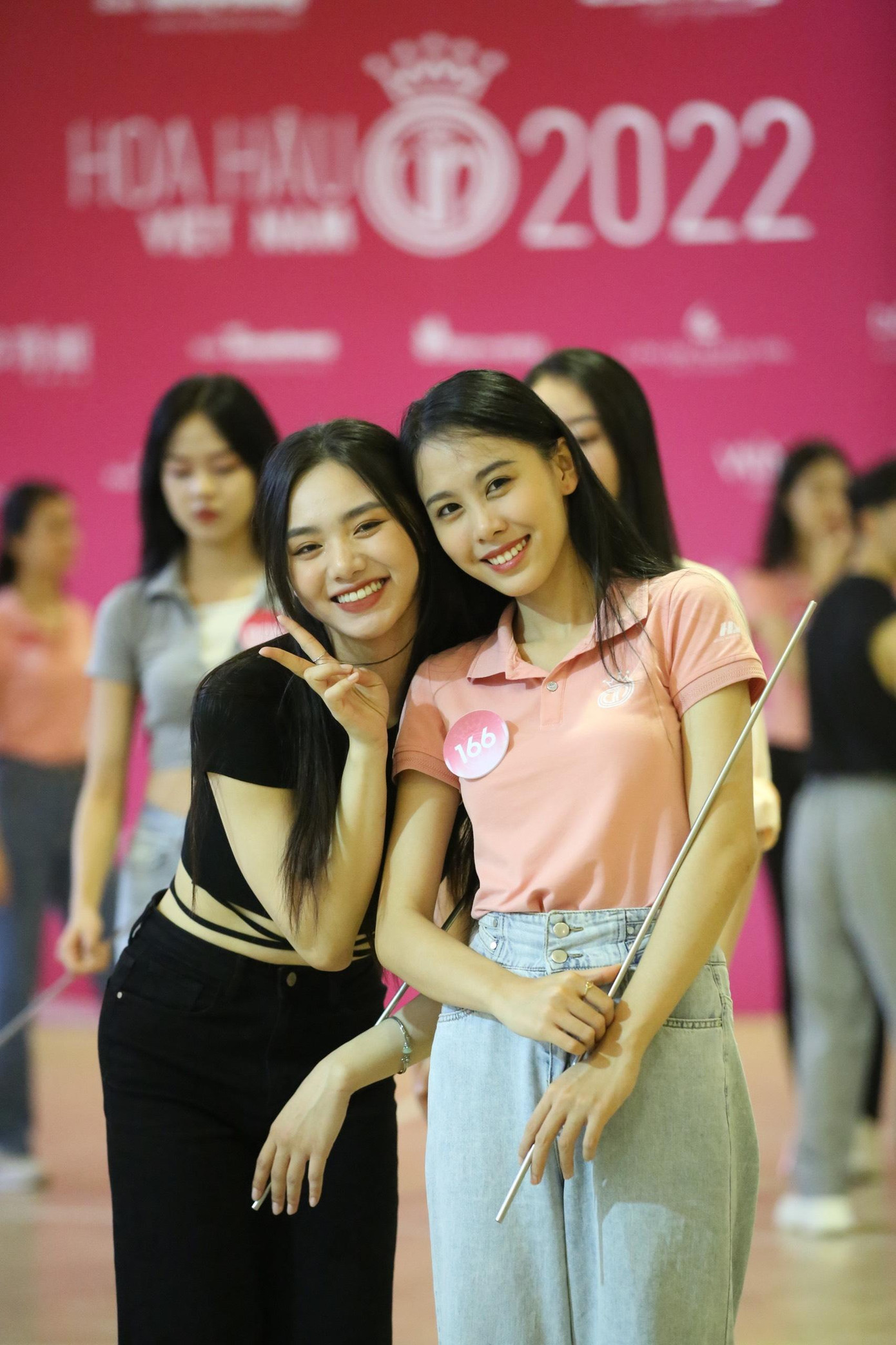 Quá trình tập luyện liên tục cũng khiến thí sinh của Hoa hậu Việt Nam 2022 trở nên gần gũi, thân thiết. Nhiều cô gái lần đầu xa nhà đã chia sẻ với nhau nhiều điều và cùng tiến bộ ở ngôi nhà chung.