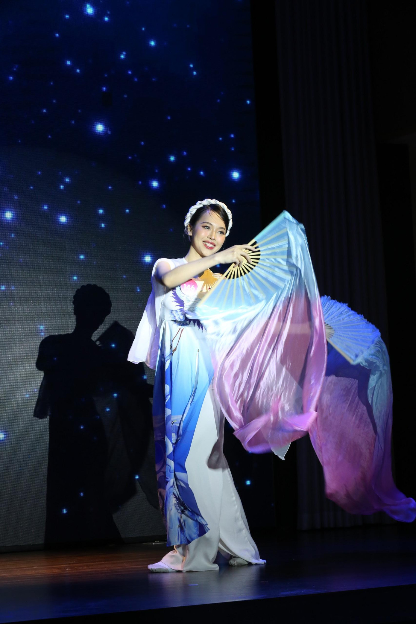 Thí sinh Trịnh Thuỳ Linh – SBD 146 với tiết mục múa Đom đóm. Tiết mục của cô được đầu tư trang phục, phụ kiện rực rỡ, đẹp mắt. Các động tác múa của Thuỳ Linh cũng được cho là uyển chuyển, cuốn hút.