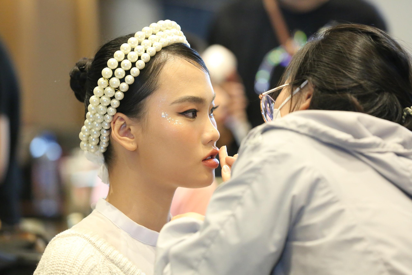 Trưa 21/11, các thí sinh Hoa hậu Việt Nam 2022 tất bật chuẩn bị trang điểm cho phần thi Người đẹp Tài năng.