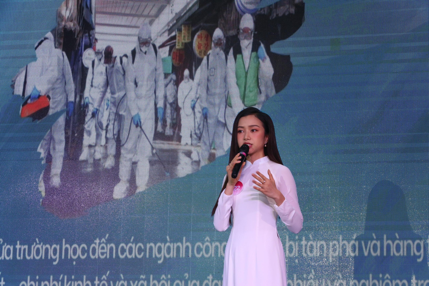 Thí sinh Nguyễn Ngọc Mai – SBD 122 với bài thuyết trình Cùng nhau, Việt Nam chiến thắng. Nguyễn Ngọc Mai, sinh năm 1999, đến từ Nam Định, sinh viên Đại học Stenden. Cô đạt chứng chỉ IELTS 8.0, ngoài ra, có thể giao tiếp bằng tiếng Tây Ban Nha. Trong bài thuyết trình, cô gây ấn tượng khi nói tiếng Anh, Tây Ban Nha và còn thể hiện giọng hát ngọt ngào, trầm ấm.